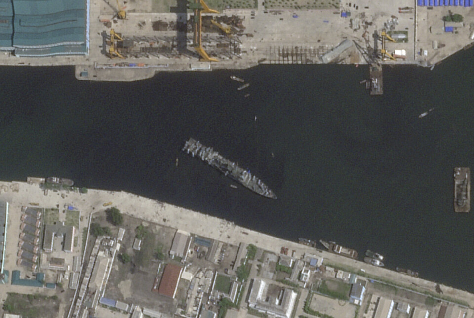 SJØSATT: Satellittbildet fra torsdag 5. juni 2025 viser det nordkoreanske krigsskipet sjøsatt igjen, etter et mislykket forsøk i mai .