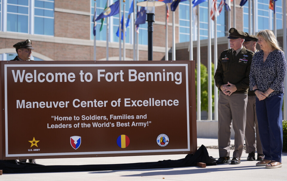 GAMMELT, MEN NYTT: 16. april fikk Fort Benning tilbake sitt gamle navn, men med en ny navnefar. Fred Bennings barnabarn (t.h.) deltok på avdukingen av det nye skiltet.
