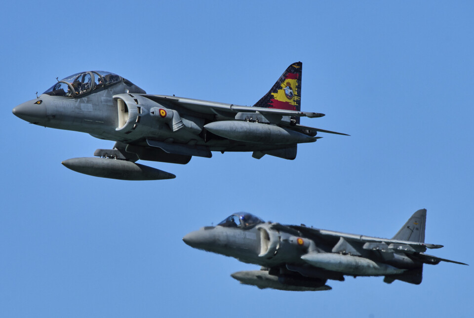 TO, MEN IKKE FEM: Spania ønsker ikke å bruke fem prosent av BNP på forsvar. Avbildet er to spanske AV-8B Harrier II jagerfly, under Nato-øvelsen Dynamic Mariner i mars 2025.