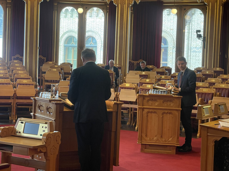 DEBATT: Debatt på Stortinget om høringen om forsinkelsen av ny maritim innsatsskvadron på Ramsund. Forsvarsminister Tore O. Sandvik (Ap) med ryggen til og leder i Kontroll- og konstitusjonskomiteen Peter Frølich (H).
