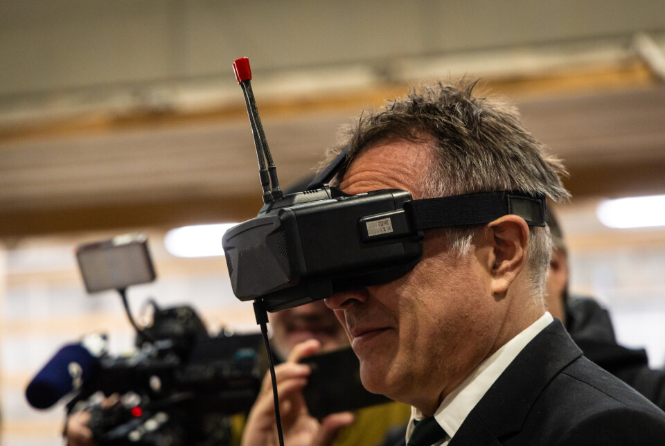 FPV: Forsvarsminister Tore O. Sandvik (Ap) fikk prøve på seg noen FPV-briller. De gjør at man kan se hva dronen ser med lite forsinkelse.