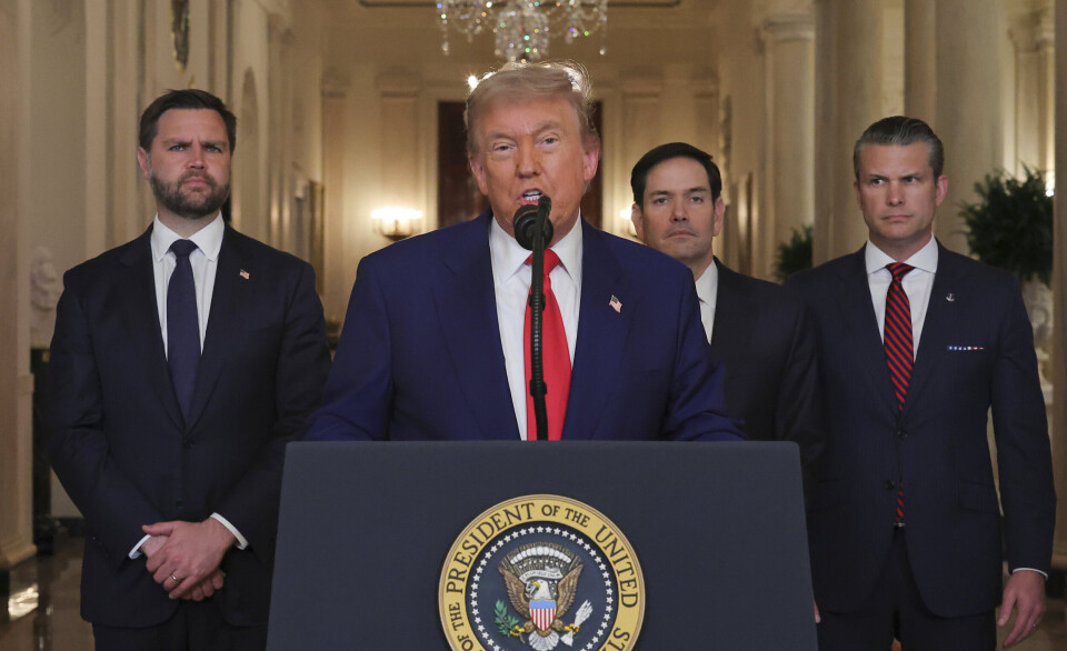 KORT TALE: President Donald Trump (midten) ble fulgt av visepresident J.D. Vance (til venstre), utenriksminister Marco Rubio og forsvarsminister Pete Hegseth da han holdt en kort tale til det amerikanske folket etter angrepet på de iranske atomanleggene natt til mandag norsk tid.