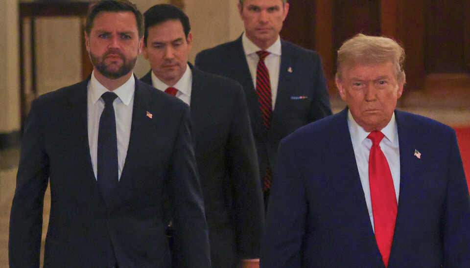 FØLGE: President Donald Trump (til høyre) ble fulgt av visepresident J.D. Vance (fra venstre), utenriksminister Marco Rubio og forsvarsminister Pete Hegseth da han holdt en kort tale til det amerikanske folket etter angrepet på de iranske atomanleggene natt til mandag norsk tid.