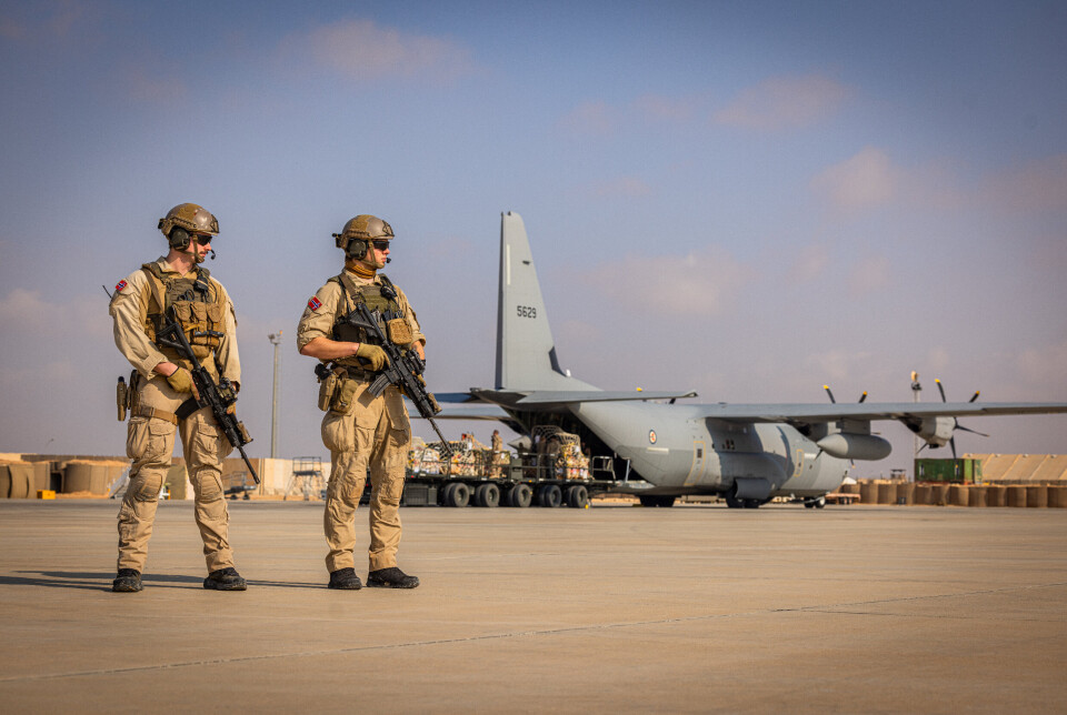 IRAK: Operatører i Air Mobile Protection Team (AMPT) holder vakt ved et C-130J Hercules på Al-Asad Airbase, Irak,