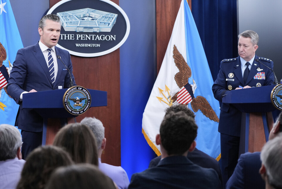 MÅL OPPNÅD: Forsvarsminister Pete Hegseth og luftforsvarssjef Dan Caine sa under en pressekonferansen søndag at målet med den amerikanske operasjonen var oppnådd.