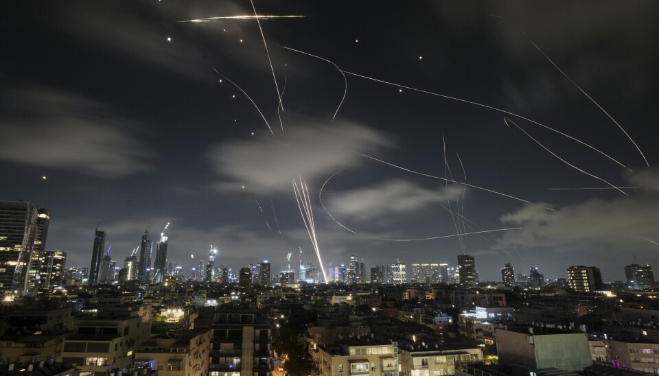 TEL AVIV: Det israelske rakettskjoldet Iron Dome skyter ned innkomne iranske missiler under et angrep mot Tel Aviv onsdag 18. juni.
