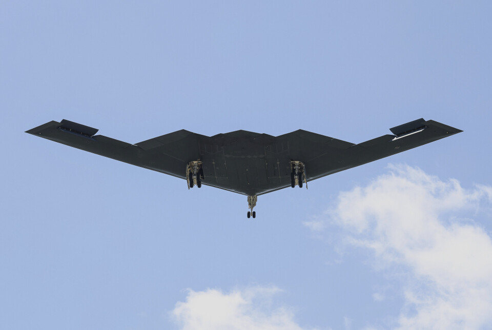 STEALTH: Et amerikansk B-2 bombefly på vei inn for landing på Whiteman luftbase i Missouri søndag, etter et bombetokt i Iran.