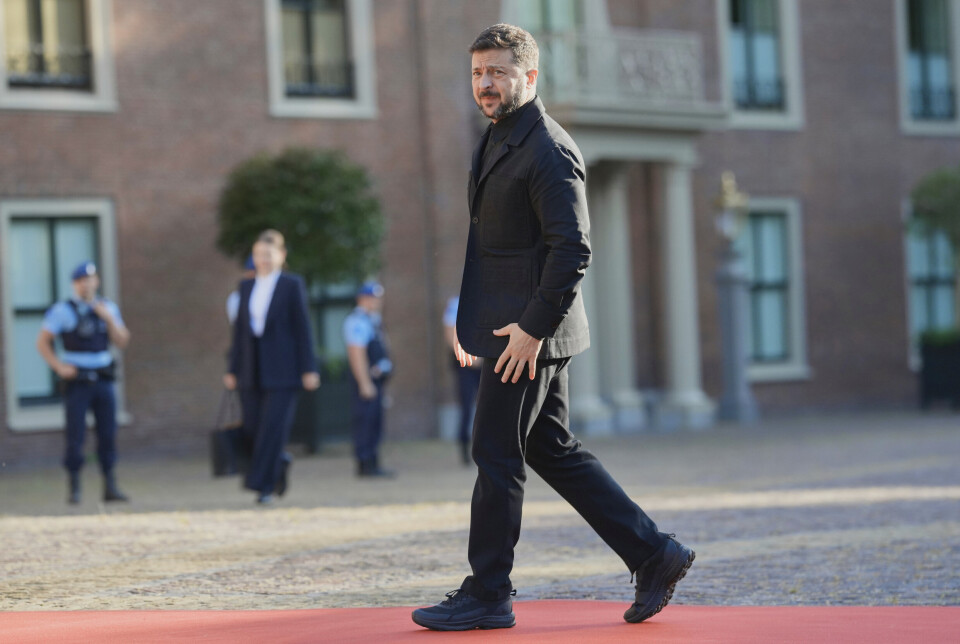 I HAAG: Ukrainas president Volodymyr Zelenskyj i finstasen på vei inn til middagen under Nato-toppmøtet i Haag.