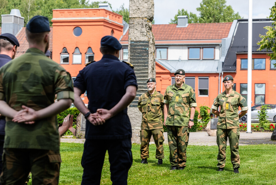 SJEFSSKIFTE: I en seremoni tidligere denne uken tok Nina-Sofie Berg (t.h.) over som sjef for Nasjonalt logistikkoperasjonssenter. Her sammen med sjef for Forsvarets logistikkorganisasjon Anders Jernberg (i midten) og sjefssersjant Jørg Lian.