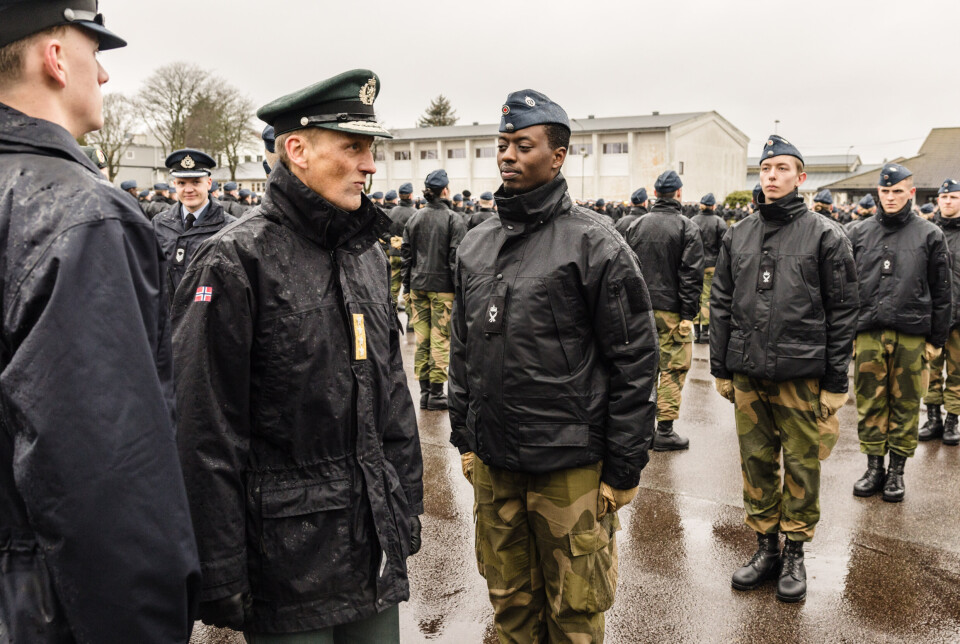 Avslutning av rekruttskolen på KNM Harald Haarfagre i Madla leir. General Eirik Kristoffersen var tilstede og inspiserte rekruttene på oppstillingen. Prisen til beste rekrutt, Scott Nordhagen og beste medrekrutt Constantineanu