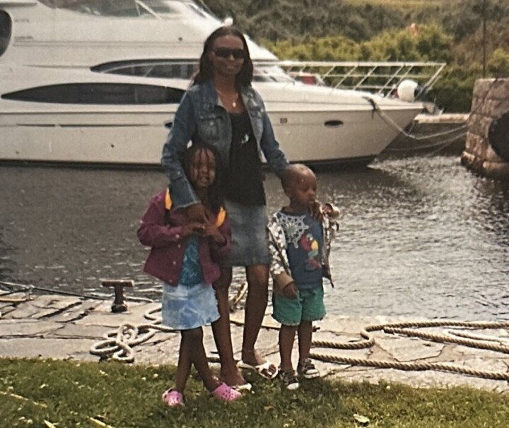 FAMILIE: En ung Joel Nziza på besøk i Kristiansand med familien