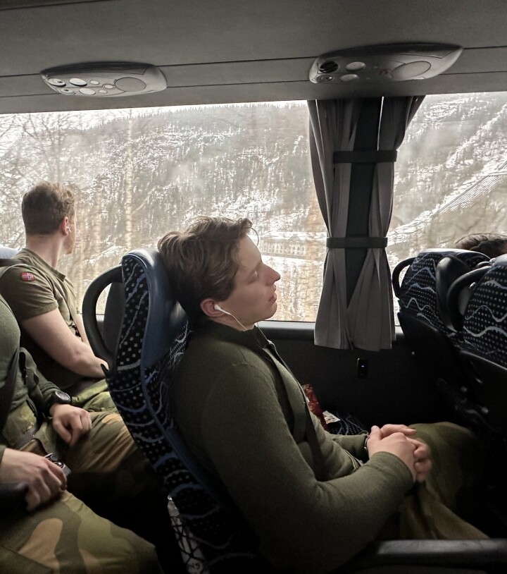 RJUKAN: Vi kikker ut på den gigantiske fjellveggen mens vi åler oss gjennom de krokete veiene. Det er varmt og trangt på bussen, men noen har et godt sovehjerte