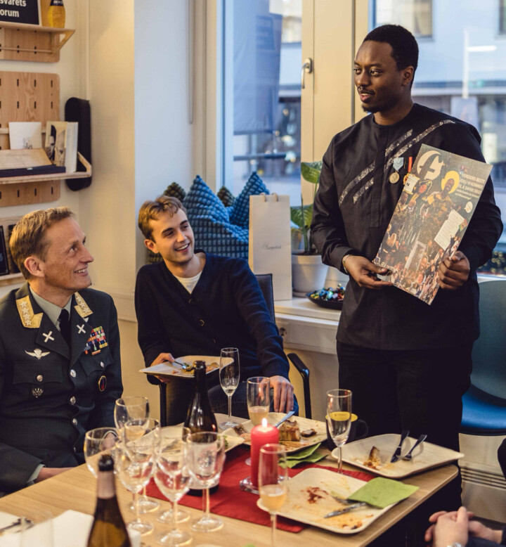 JULEBORD MED FORSVARETS FORUM: – Hvordan skal du ferie jula da, spør jeg forsvarssjefen, som er på besøk i redaksjonen. Med egne medaljer på brystet, hvilepuls, godt humør, god mat og sniker inn en vits her og der.