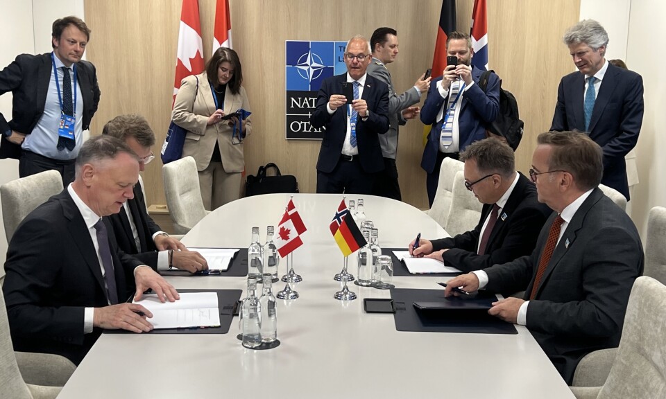 SAMARBEID: Forsvarsministrene David McGuinty, Troels Lund Poulsen, Tore O. Sandvik og Boris Pistorius signerer avtalen i Haag.