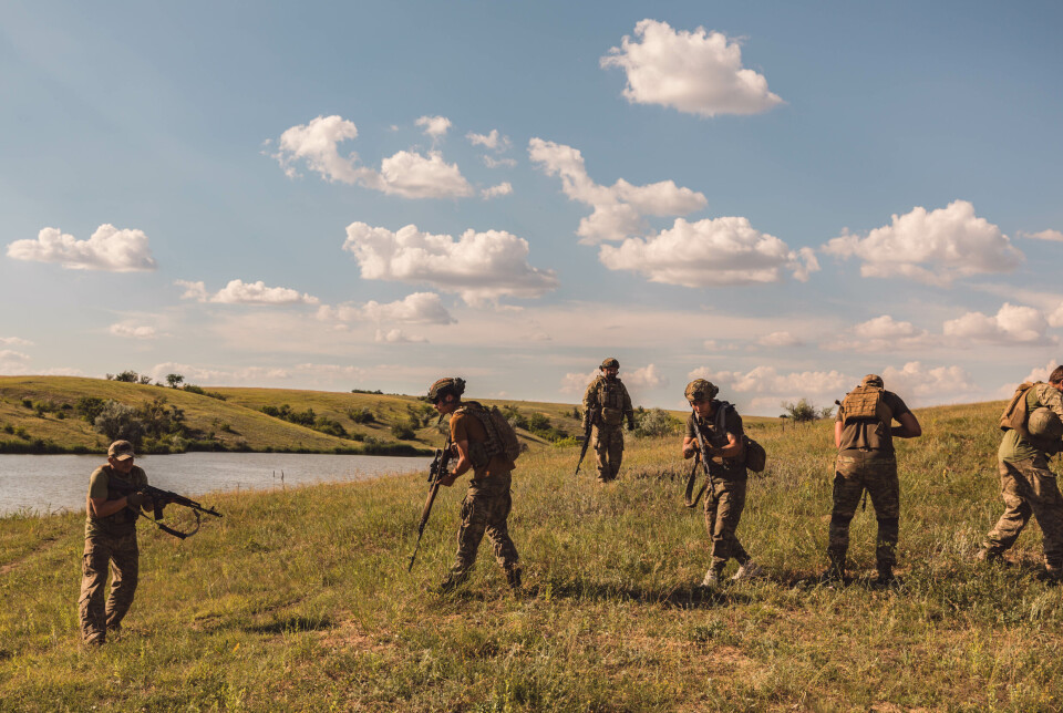 SOLDATER: Marineinfanterister fra den 35. brigade trener på elvekryssing. Soldatene har fått opptrening av kystjegerkommandoen i Norge. Bildet er fra en reportasje i 2024.