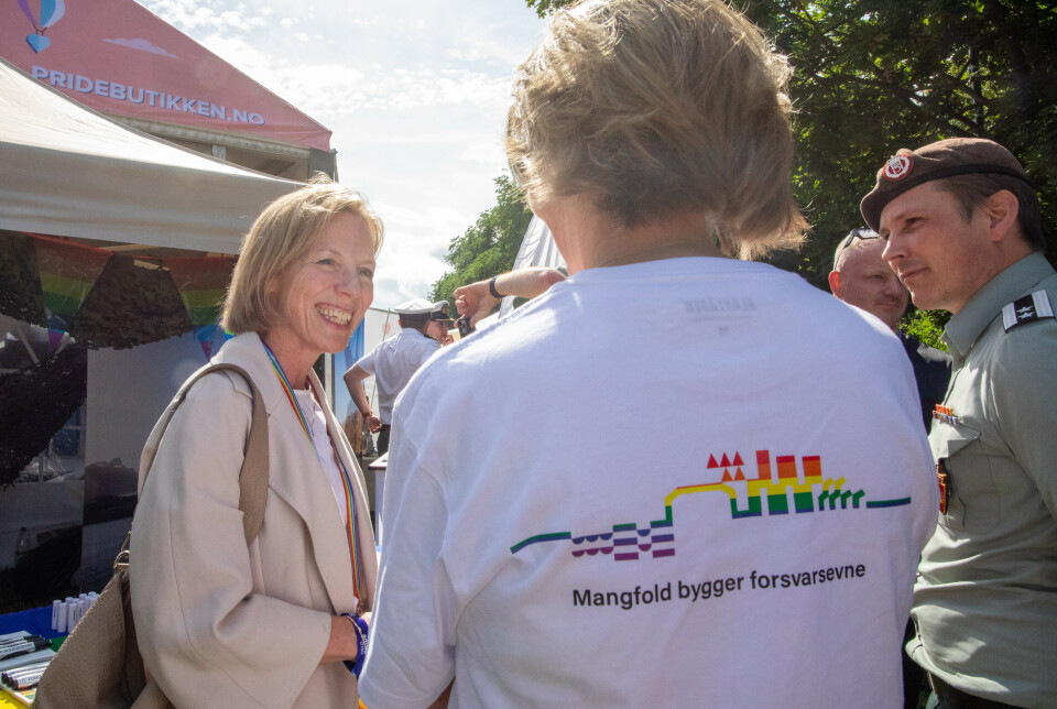 PRIDE: Statssekretær Marthe Gerhardsen i Forsvarsdepartementet besøkte torsdag Forsvarets Pride-stand.