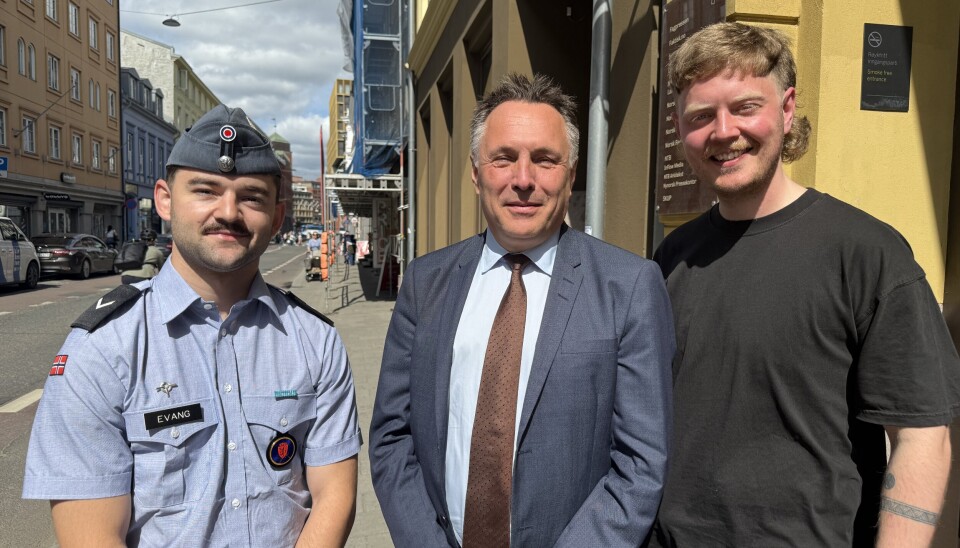 I STUDIO: Johannes Evang fra vernepliktsrådet, forsvarsminister Tore O. Sandvik og podkastvert Erlend Arnesen.