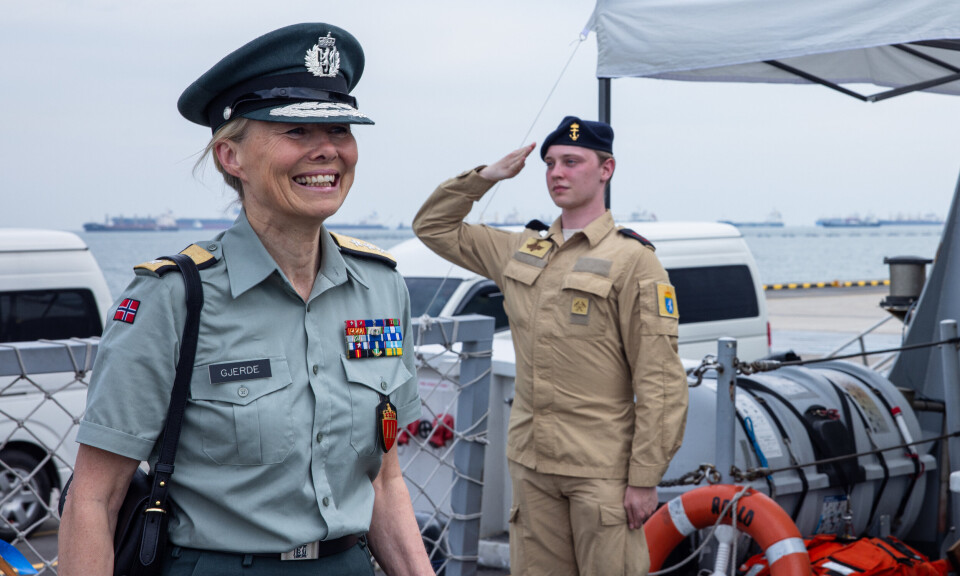 PÅ BESØK: Sjef for Forsvarsstaben Ingrid Gjerde har vært i Singapore og besøkt mannskapet om bord KNM Roald Amundsen.