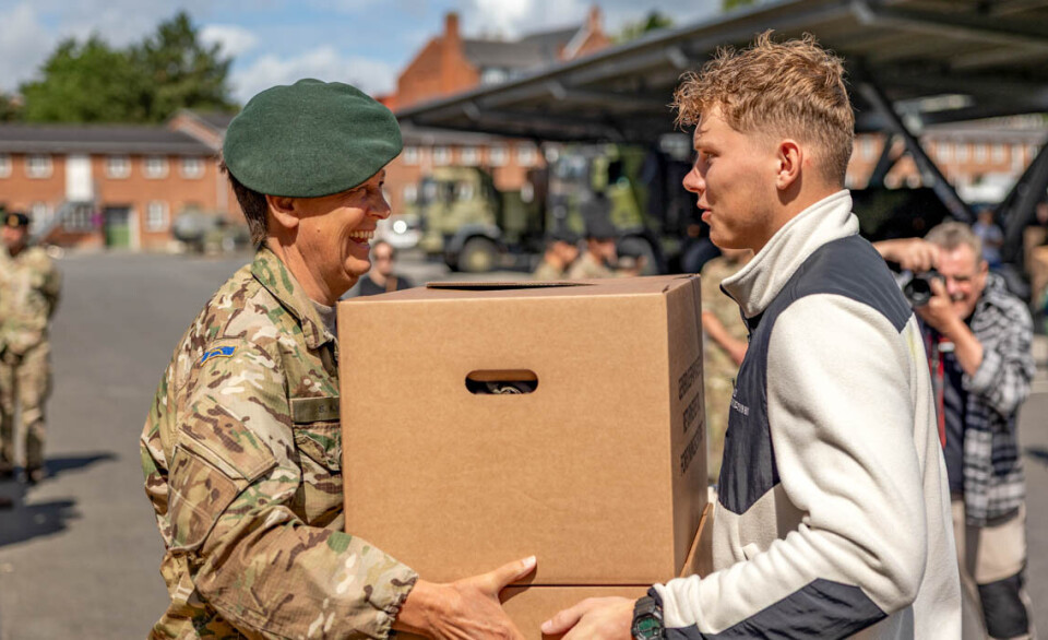 FØRST: Konstabel Staub er første danske soldat som mottar den nye kampuniformen og utleveringen ble gjort av brigadegeneral Lund. Bildet er tatt 27. juni, 2025.