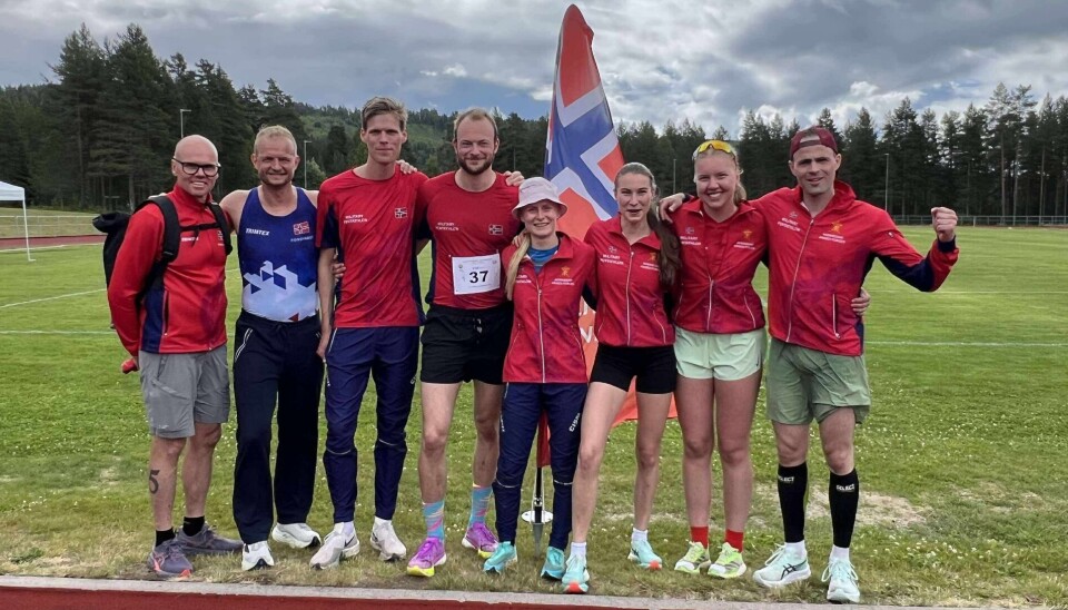 MEDALJER: Flere av utøverne på det norske landslaget i militær femkamp leverte svært gode resultater under nordisk mesterskap på Rena forrige uke. Kristoffer Skonnord (tredje fra venstre) og Cassandra Bjelkerud (sjette fra venstre) tok medaljer på hjemmebane.