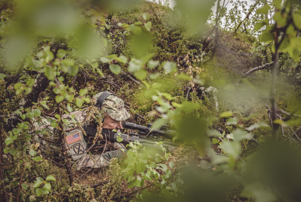 MØR: Cavoli fikk prøveskyte en materiellødeleggelsesrifle da han besøkte Porsangmoen, under veiledning fra norske vernepliktige soldater.