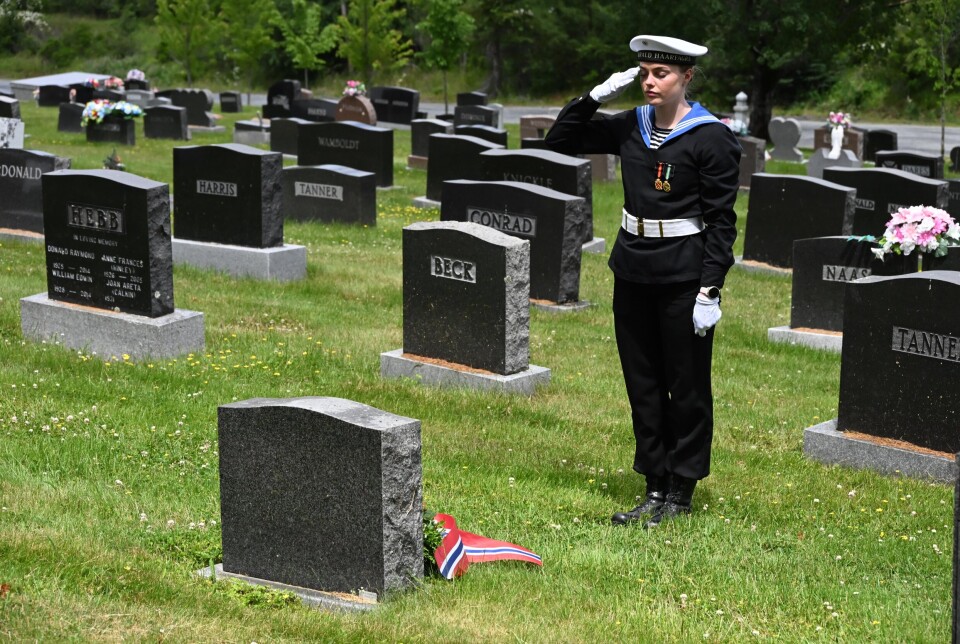 RØRENDE: Kransseremoni på kirkegården i Lunenburg. Det ble lagt ned kranser på gravene til nordmenn som tjenestegjorde for Norge under krigen.