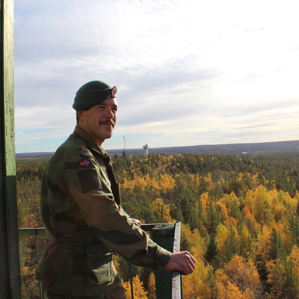 PÅ VAKT: Løytnant Geir Ove Aspnes i et russisk OP-tårn under sin periode ved grensa.