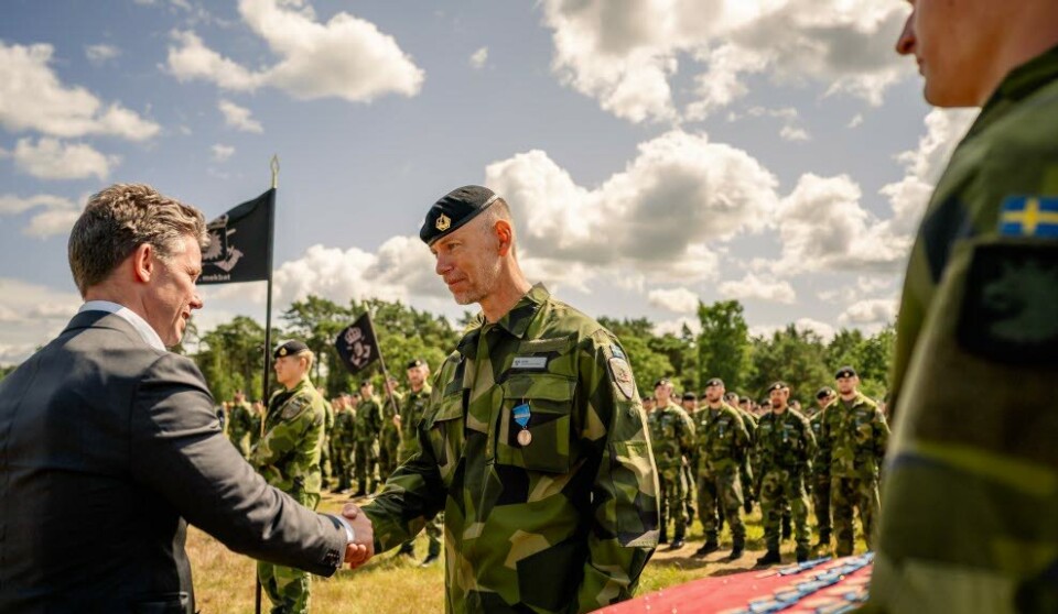 MEDALJESERMONI: Svenske soldater får utdelt medaljer for sin innsats i Latvia.