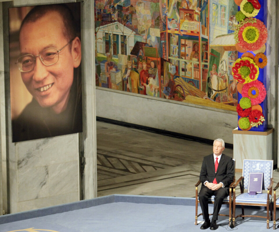 KINESISKE REAKSJONER: Daværende leder for Nobelkomiteen Thorbjørn Jagland satt med en tom stol ved siden av seg da han skulle dele ut Nobels fredspris til den kinesiske menneskerettighetsforkjemperen Liu Xiaobo i 2010. Liu satt da i fengsel for «undergraving av statsmakten». Kina reagerte sterkt på utdelingen.