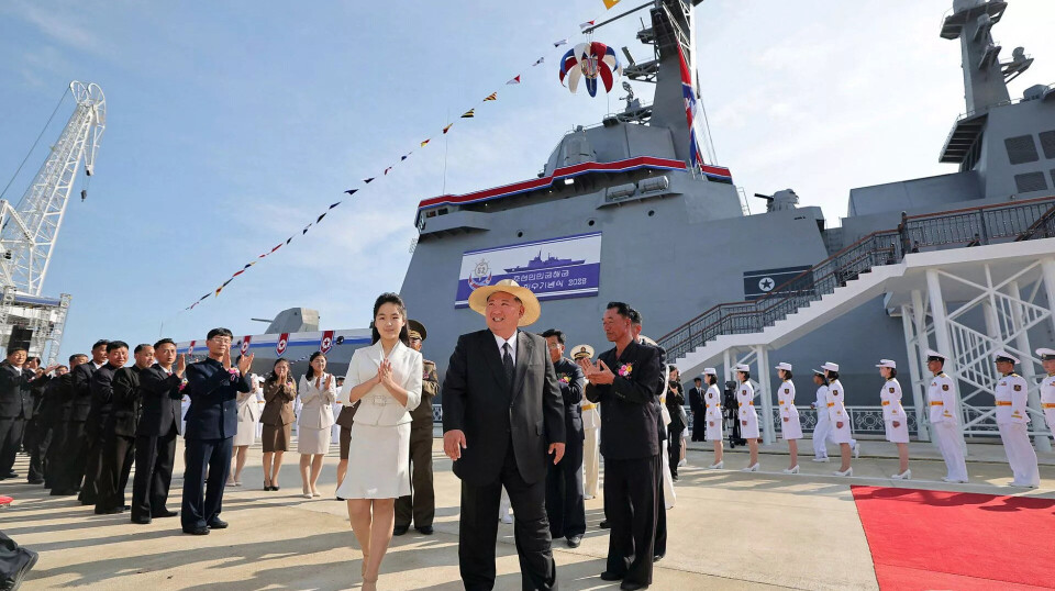 SJØSETTING: Kim Jong-un og datteren Ju Ae under sjøsettingen av Choe Hyon 25. april.
