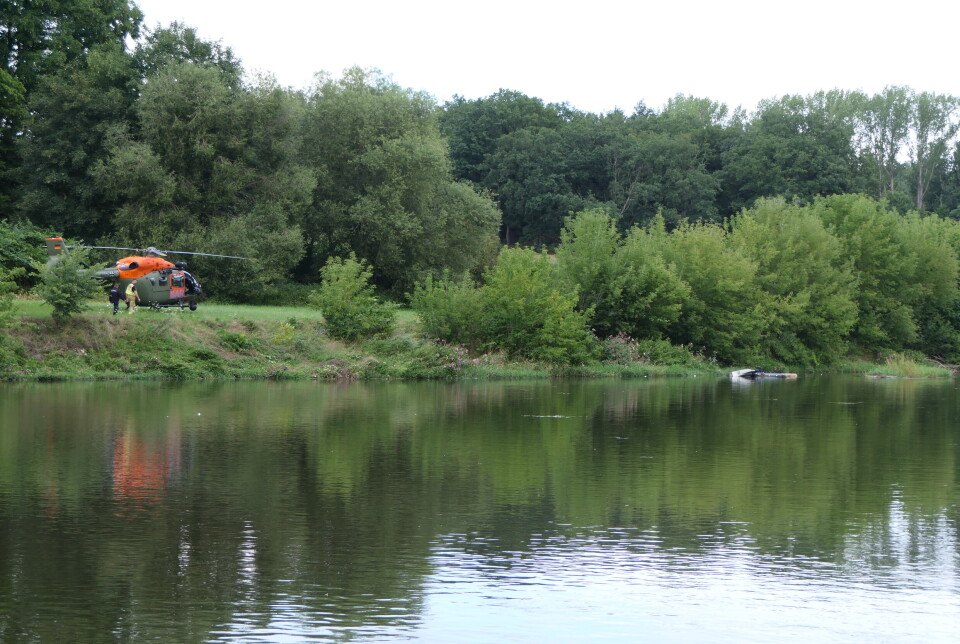 GRIMMA: Helikopteret som styrtet ligger i vannet til høyre på bildet. Ulykkesstedet er i nærheten av byen Grimma, øst i Tyskland.