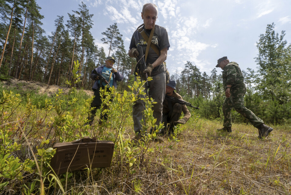 TRENER: Sivilister trener på militære ferdigheter på et øvingsområde i Kharkiv i Ukraina 12. juli 2025. Nå åpner landets myndigheter for at flere kan verve seg.