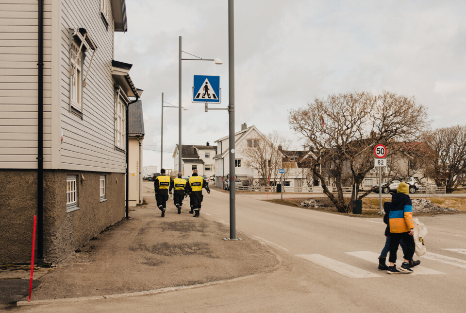 ANDENES: Persoenll fra Kystvakten går i gatene i Andenes på Andøya under øvelse Formidable Shield.