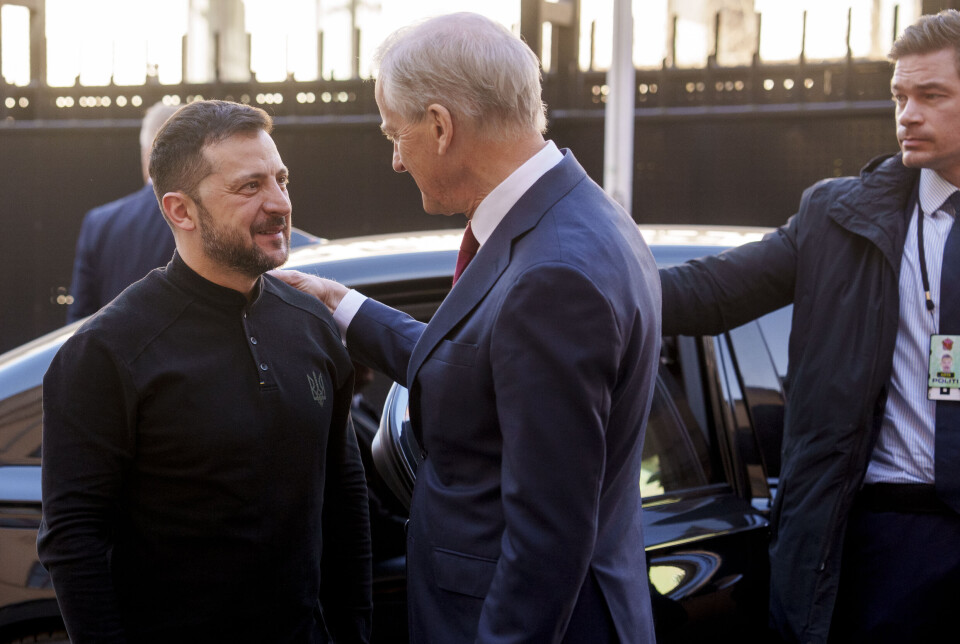 PÅ TALEFOT: Lørdag snakket statsminister Jonas Gahr Støre med Ukrainas president Volodymyr Zelenskyj på telefon.