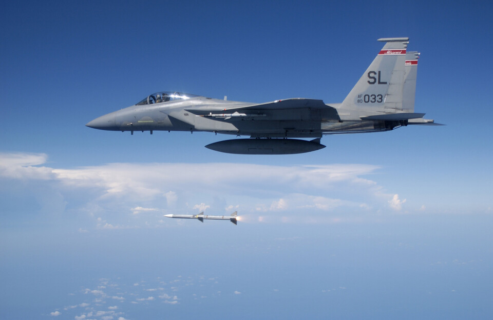 AMRAAM: ET amerikansk f-15 jagerfly fyrer av et et AIM-120 Advanced Medium Range Air-to-Air Missile (AMRAAM).