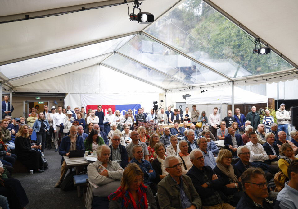 FULLT LOKALE: Allerede mandag morgen klokken 10 hadde arendalitter og tilreisende fylt opp lokalet for å få med seg EU-debatt og en fersk meningsmåling.
