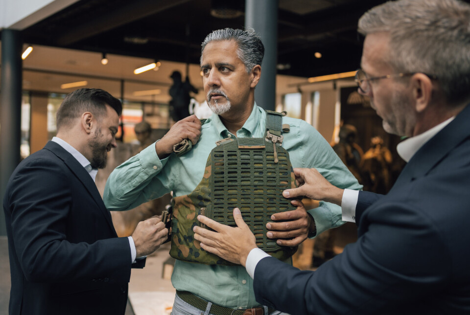 TEST: Nestleder i Venstre, Abid Raja, fikk teste kampvesten M22 hos NFM.