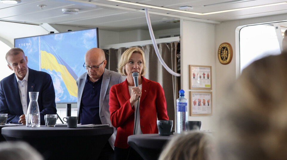 DEBATT: Statssekretær i Forsvarsdepartementet Marte Gerhardsen (Ap) under en debatt på Arendalsuka mandag. I bakgrunnen er Hårek Elvenes (H) og direktør Eirik Lie i Kongsberg Defence & Aerospace.