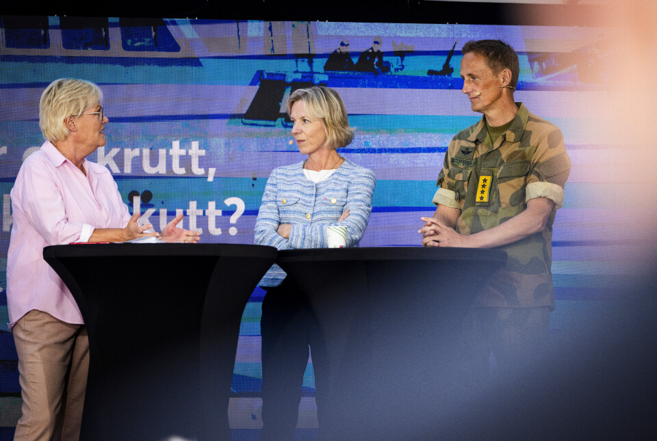 I DEBATT: Forsvarssjefen deltar på mange ulike debatter og panelsamtaler knyttet til forsvar og sikkerhet under årets Arendalsuke. Her i samtale med CICERO-direktør Kristin Halvorsen (til venster) og statssekretær Marte Gerhardsen.
