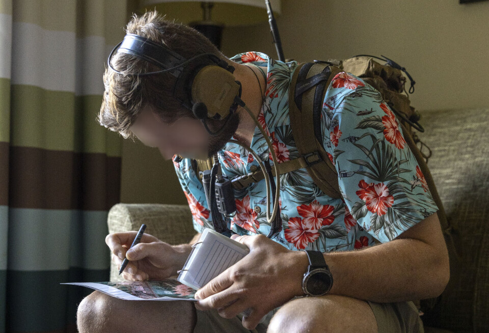 ALOHA: Hawaii-skjorter, eller Aloha Shirts som de også kalles på Hawaii, har vært å se på flere soldater på øvelse Burmese Chase. Her en norsk soldat fra Artilleribataljonen ikledd en variant med turkis bunn og det som ser ut til å være palmeblader og hibiskusblomster, begge typiske for Hawaii.