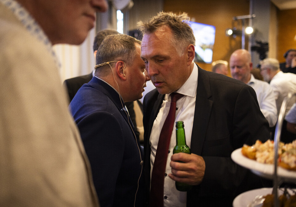 FORSVARSMINISTER: Forsvarsminister Tore O. Sandvik var i Kyiv før sommeren. – Der møtte jeg president Zelenskyj, Umerov og folk fra industrien, fra offentlig sektor og fra fronten. Det gjorde sterkt inntrykk, sa han fra scenen. Her i samtale med Oleksiy Gavrysh, Ukrainas ambassadør til Norge.