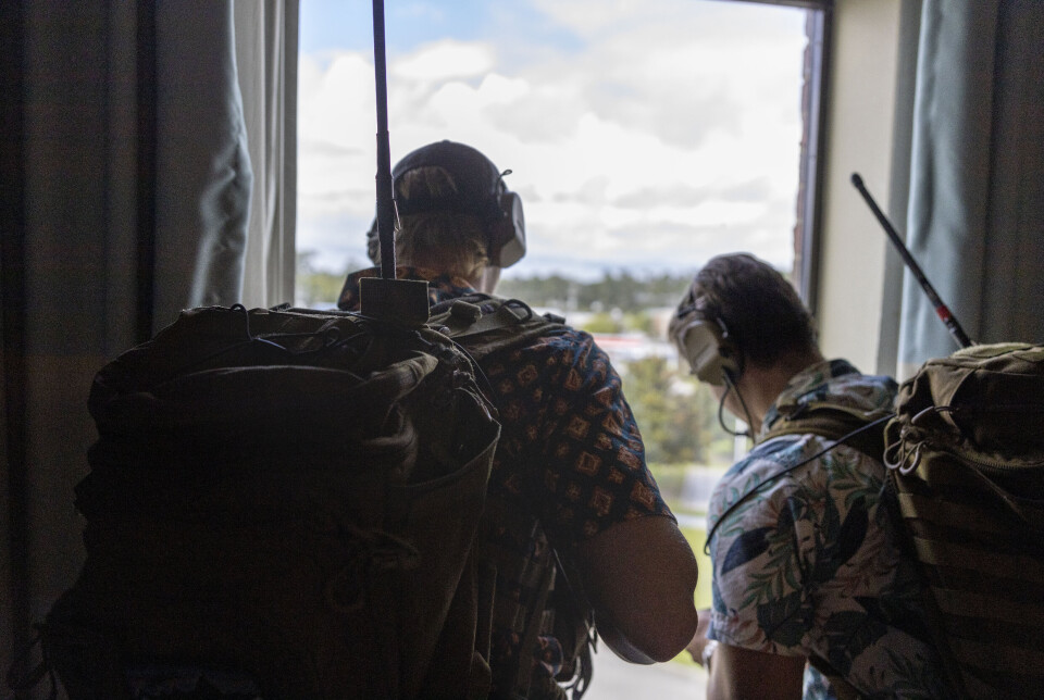 ARTILLERISTER: Soldater fra Artilleribataljonen i Nord-Carolina. Legg merke til Hawaii-skjorten på soldaten til høyre.
