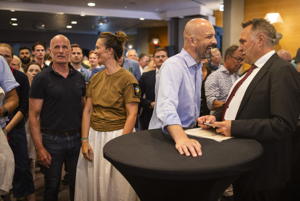 FRITT UKRAINA: Her er Yehor Soboliev i samtale med forsvarsminister Tore O. Sandvik. I bakgrunnen er investor og styremedlem Peter Warren og generalsekretær Natalia Golis fra Fritt Ukraina.