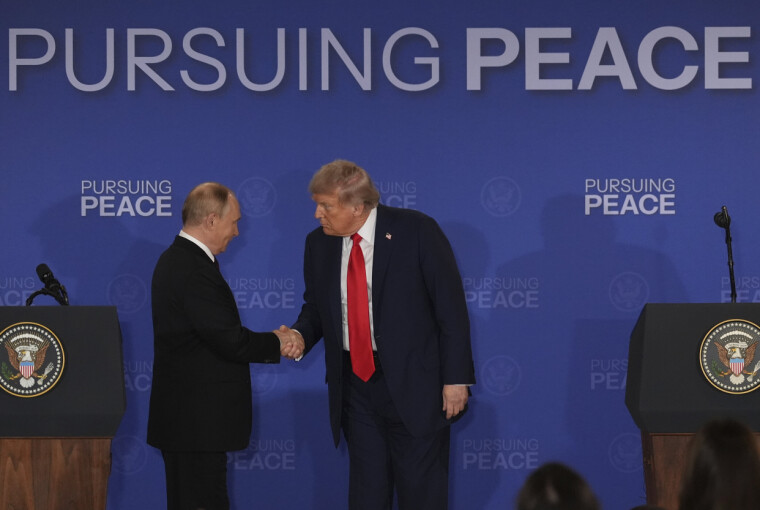 HILSER: President Donald Trump håndhilser på Russlands president Vladimir Putin under en felles pressekonferanse på Joint Base Elmendorf – Richardson i Alaska.