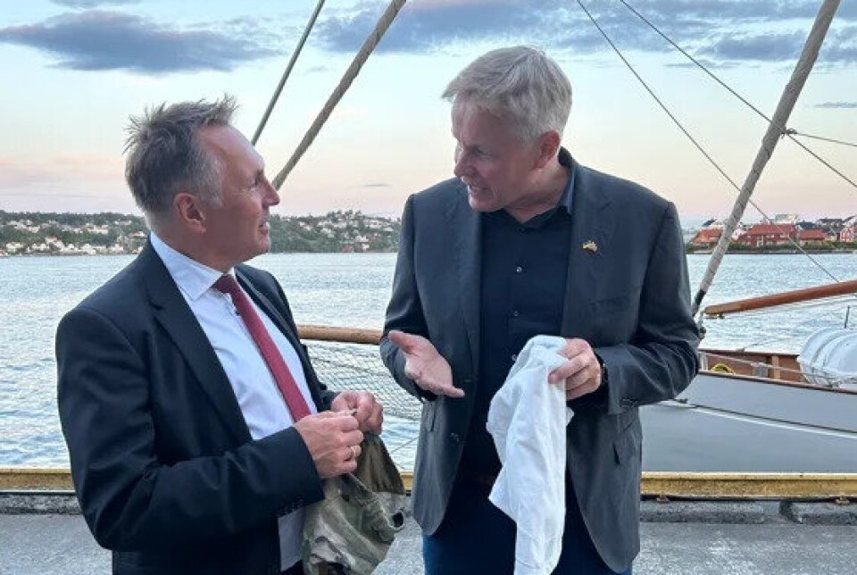NORSK-UTVIKLET: Forsvarsminister Tore O. Sandvik (t.v.) sammen med administrerende direktør i det norske selskapet Watchbird Rune Jomaas under Arendalsuke. Sammen med Forsvaret har Watchbird utviklet beskyttelsesmaskene som nå skal produseres i Ukraina.