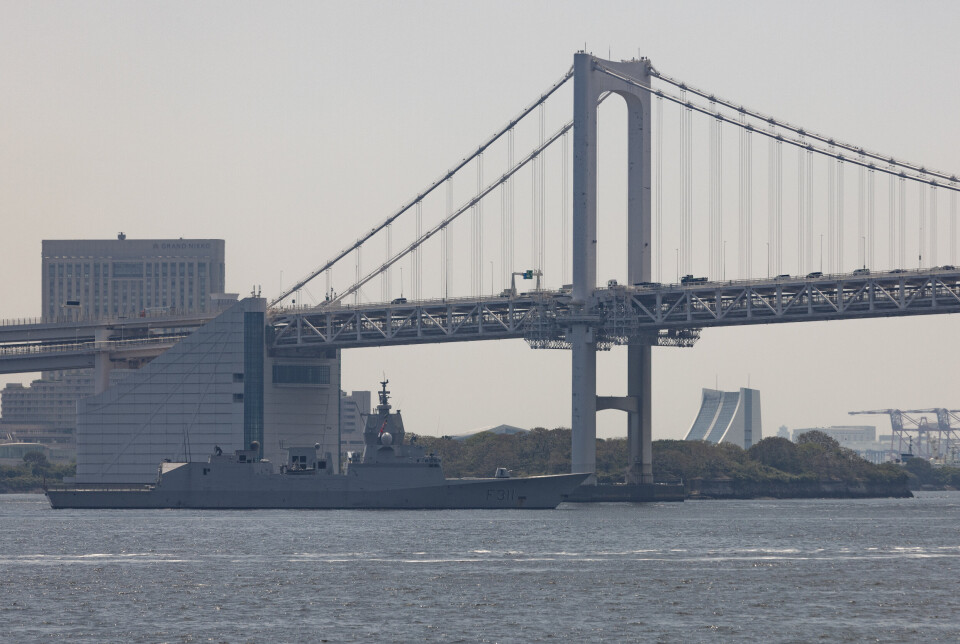 INNSEILING: KNM Roald Amundsen på vei til havn i Tokyo. Her er det like før de seiler under Rainbow Bridge i Tokyo.