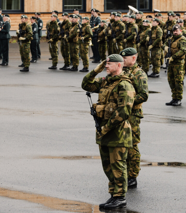 TRE AV: oberst Jørn Qviller takkes av etter sin innsats i Finnmark landforsvar.