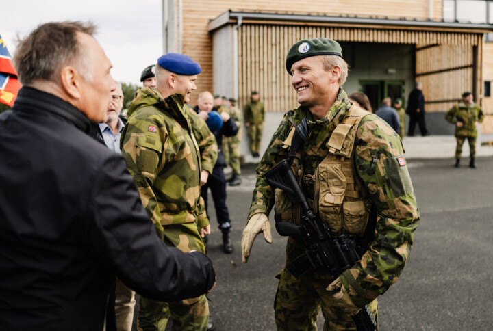 GRATULERER: Fuglem gratuleres av forsvarsminister Tore O. Sandvik etter seremonien,.