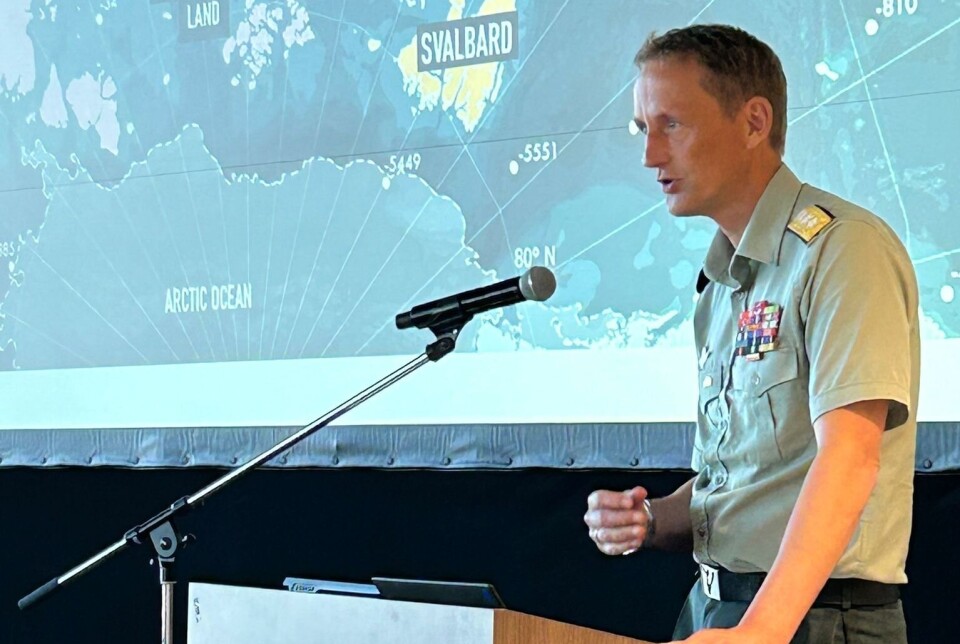 JAPAN: Forsvarssjef Eirik Kristoffersen deltok i Nato-møte fra Tokyo. Her er han på et seminar i Japan.