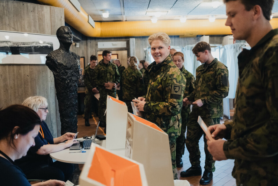 TIL URNENE: Magnus Adamsrød og Henrik Knudsen stemmer på Porsangmoen torsdag. Valgmedarbeider Ann Helen Blix Mørland (med mørkt hår), sier oppmøtet er omtrent som forventet.